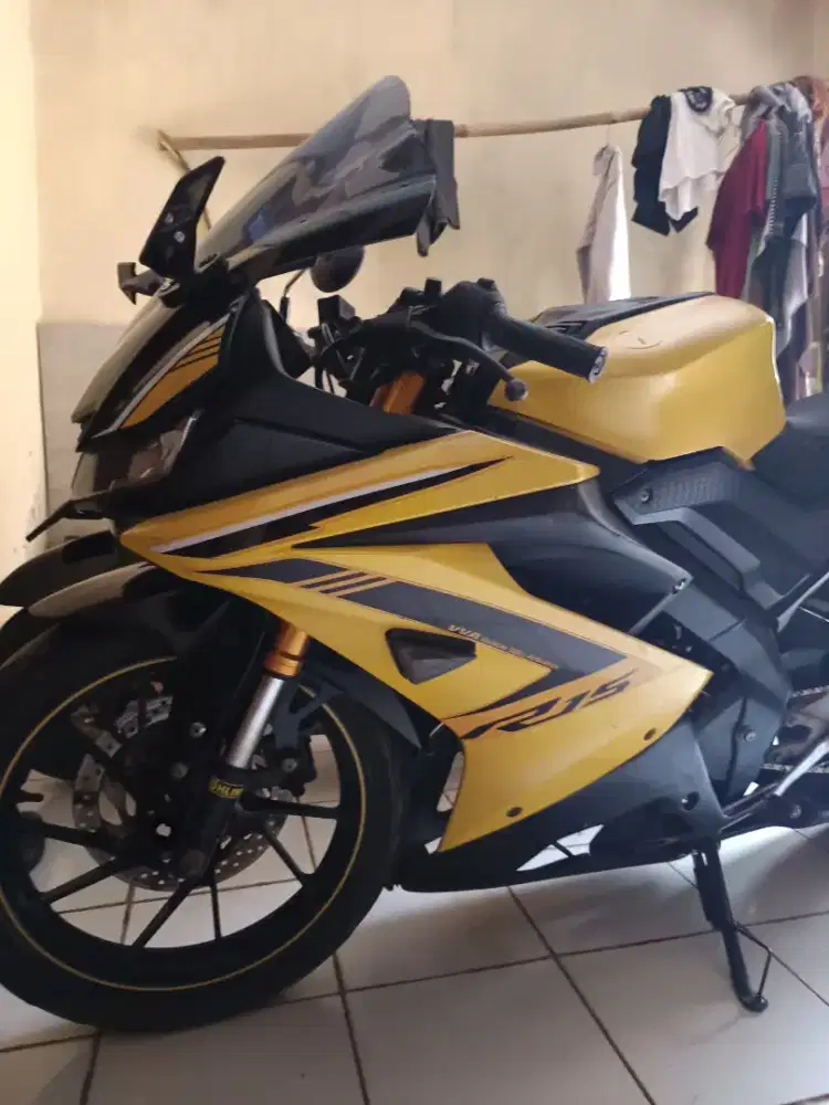 R15 V3 yellow 2018