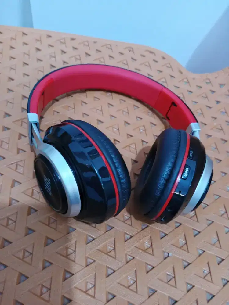 Dijual Headphone Bluetooth JBL kondisi masih bagus