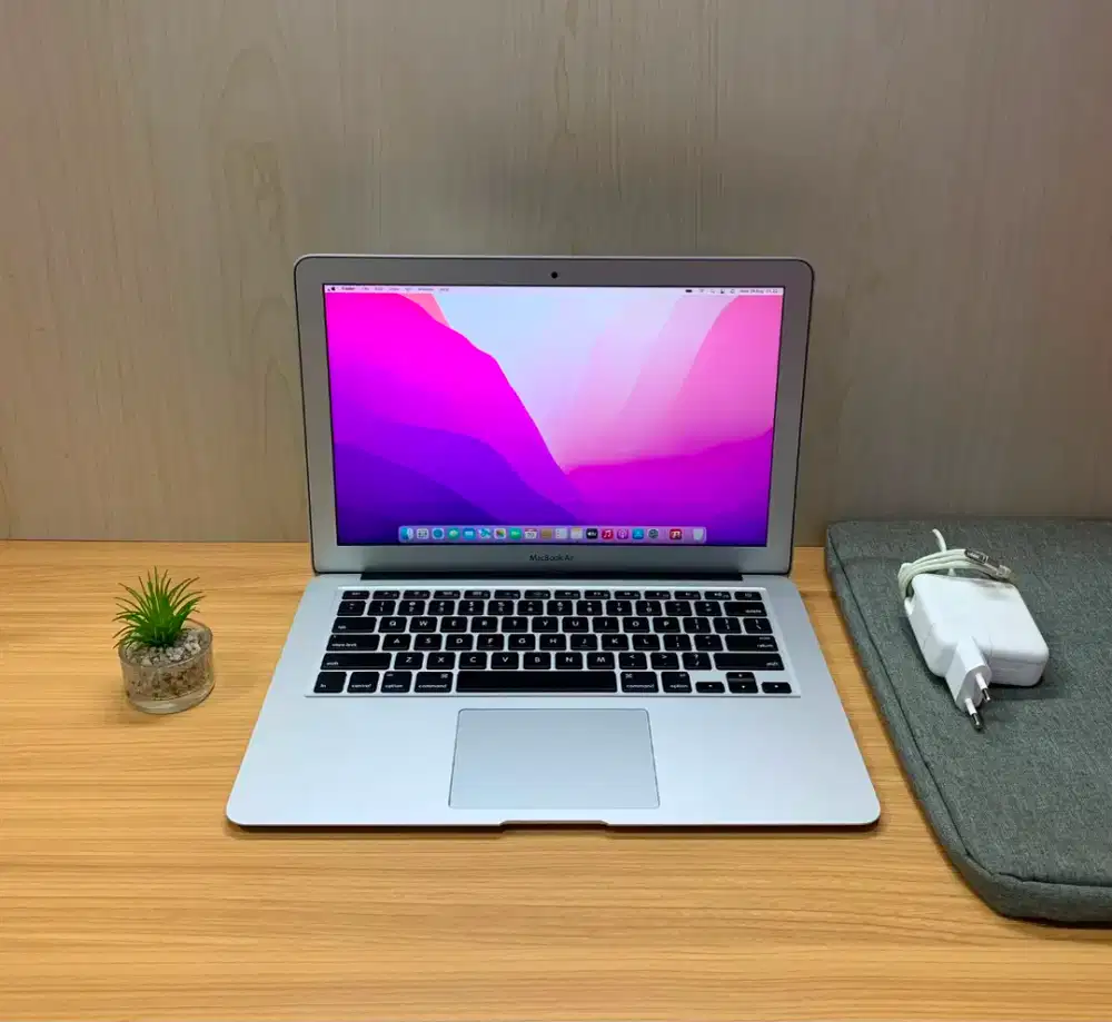 Macbook Air 13inc 2017 core i5 RAM 8GB l SSD 128GB