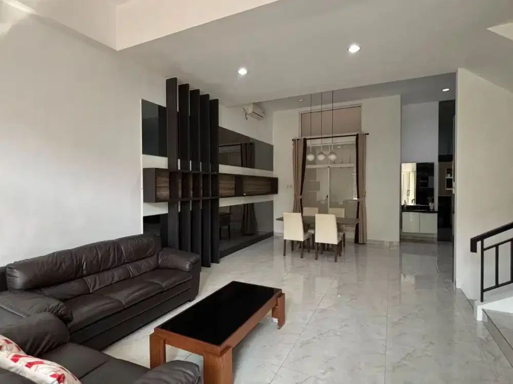 Rumah Sewa Layar Permai PIK, Uk 150 m2, 3 lantai, 5 BR