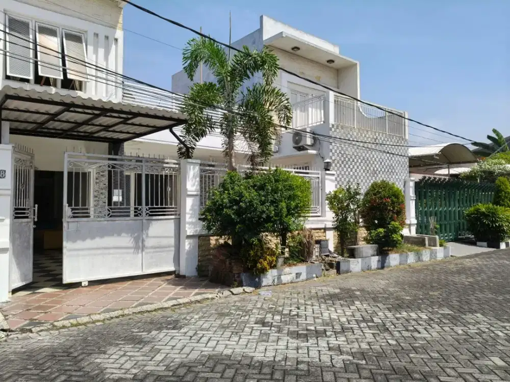 Di Jual Rumah 2 lantai di manyar tirtomoyo