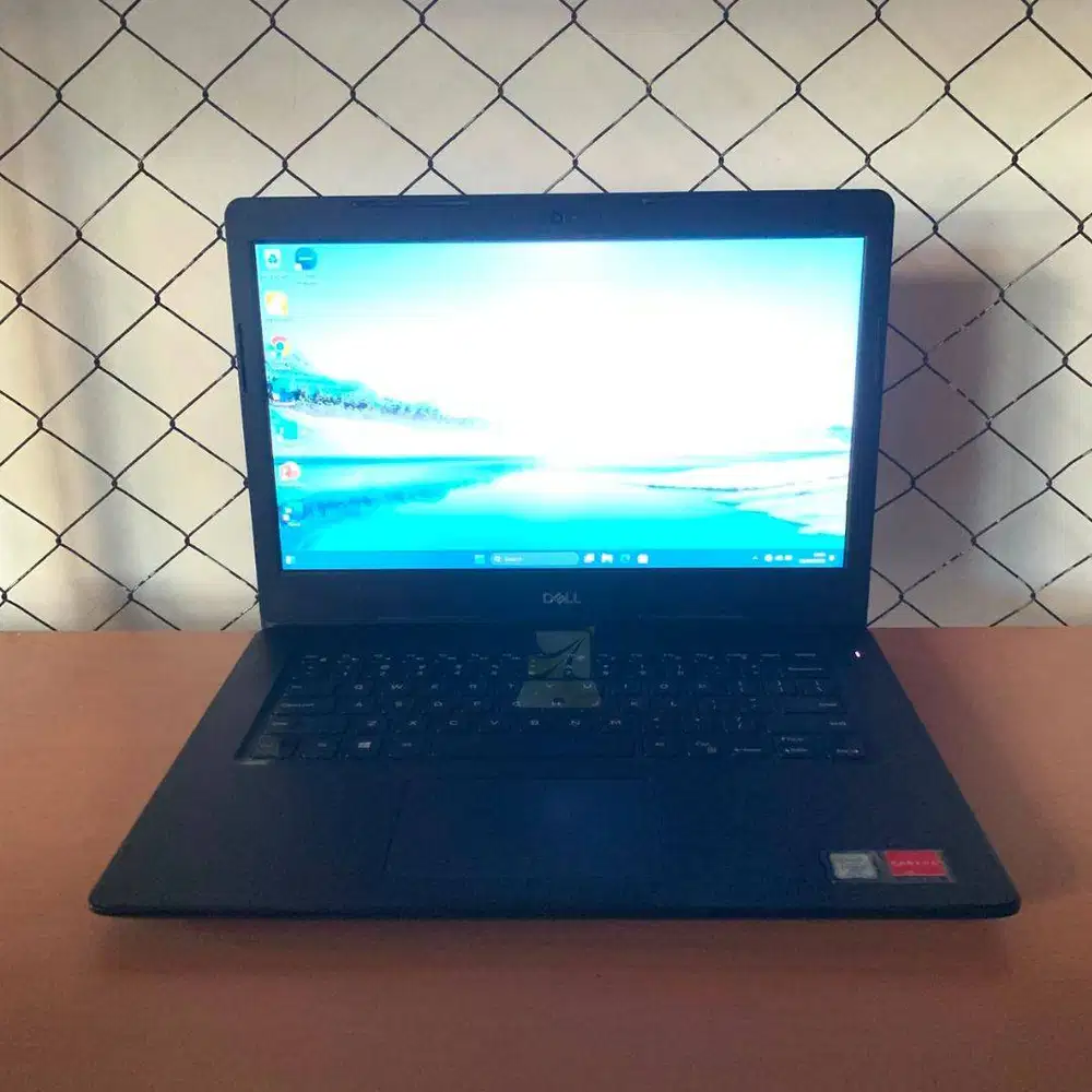 Dell Latitude 3490 / i5-8250U / RAM 8GB / SSD 256GB / AMD Radeon 530