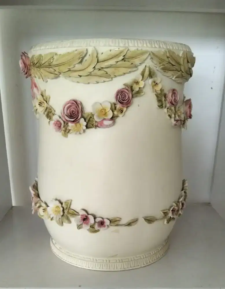 Vas Bunga / Wadah Keramik Shabby Chic Premium Motif Relief Bunga Mawar