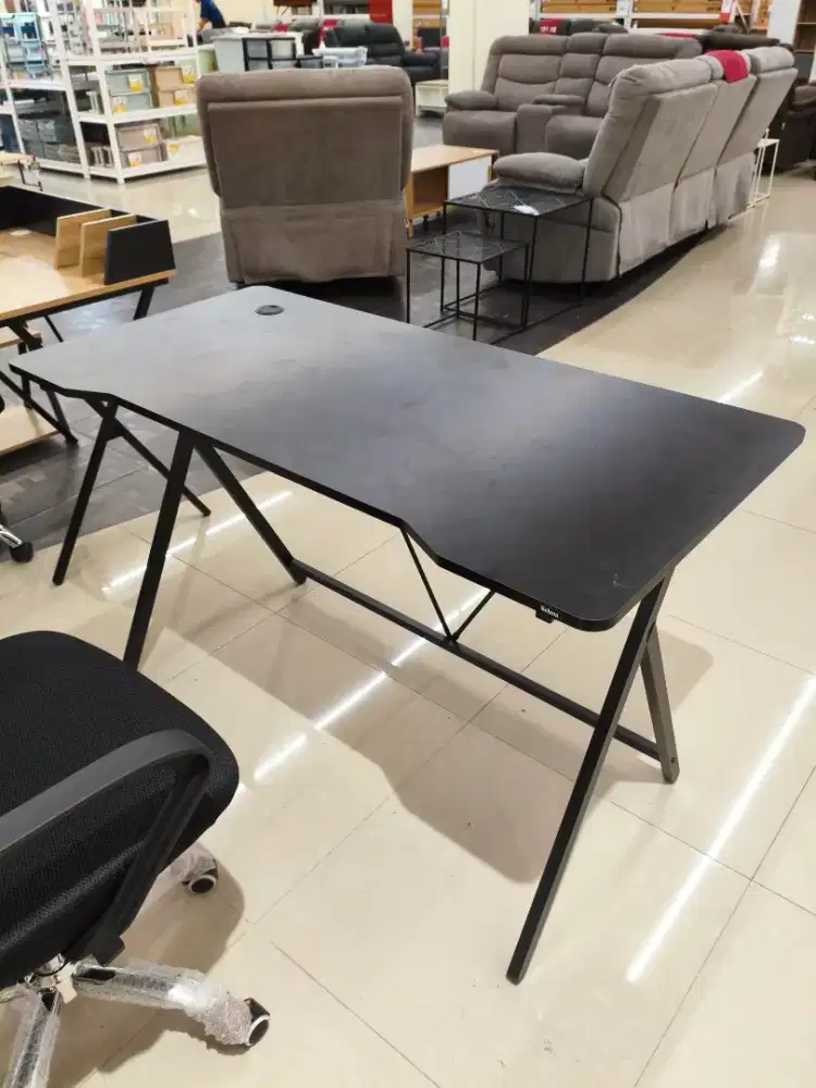 Selma Britta Meja Komputer – Minimalis & Modern
