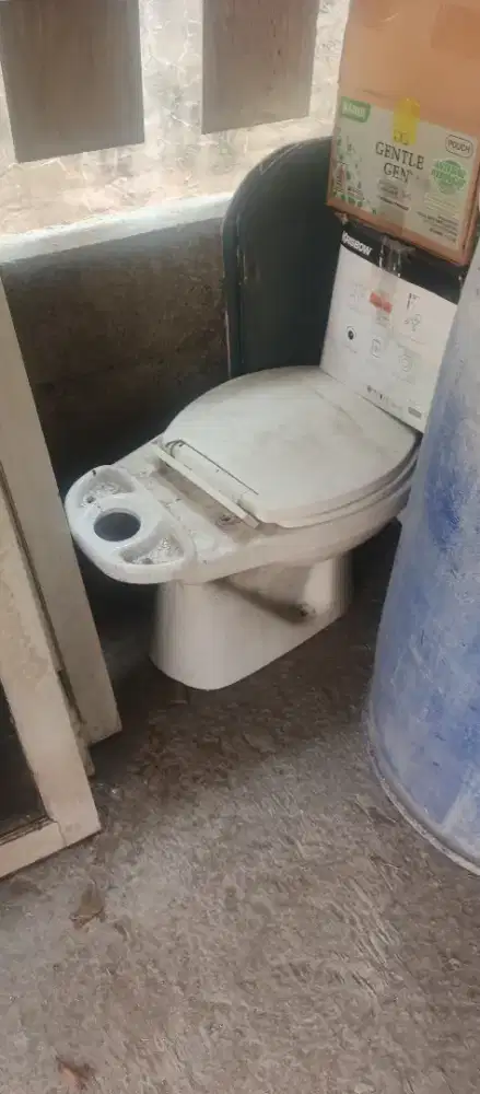 Kloset besi rangka baja
