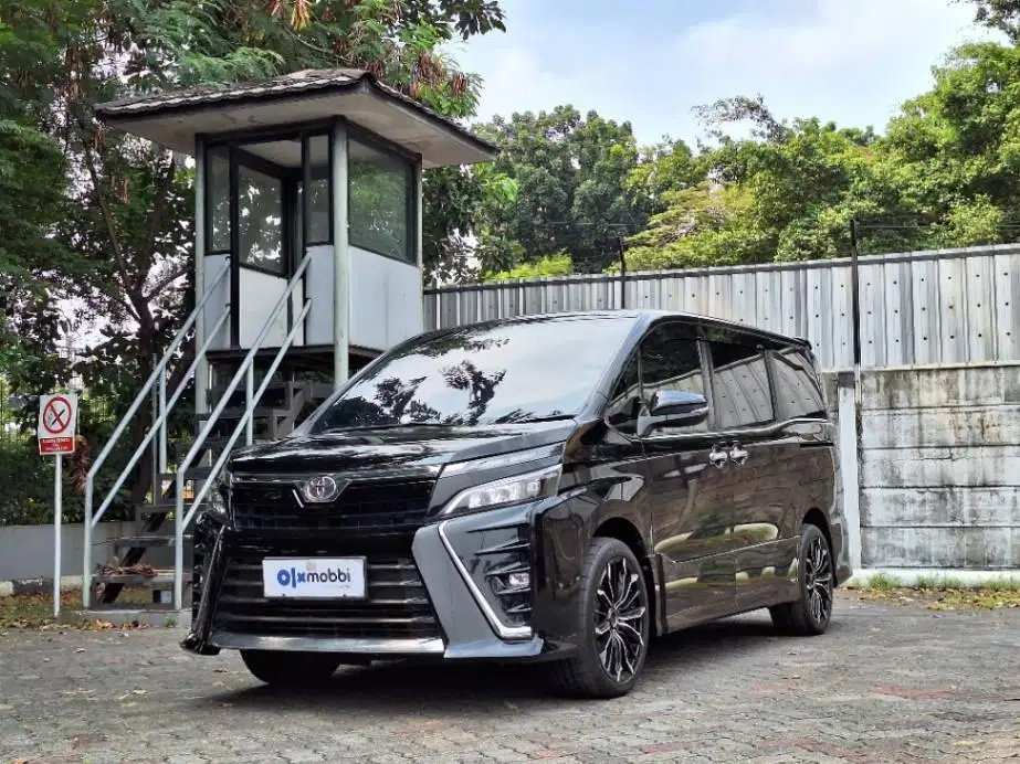 Toyota Voxy 2.0 Bensin-AT 2021