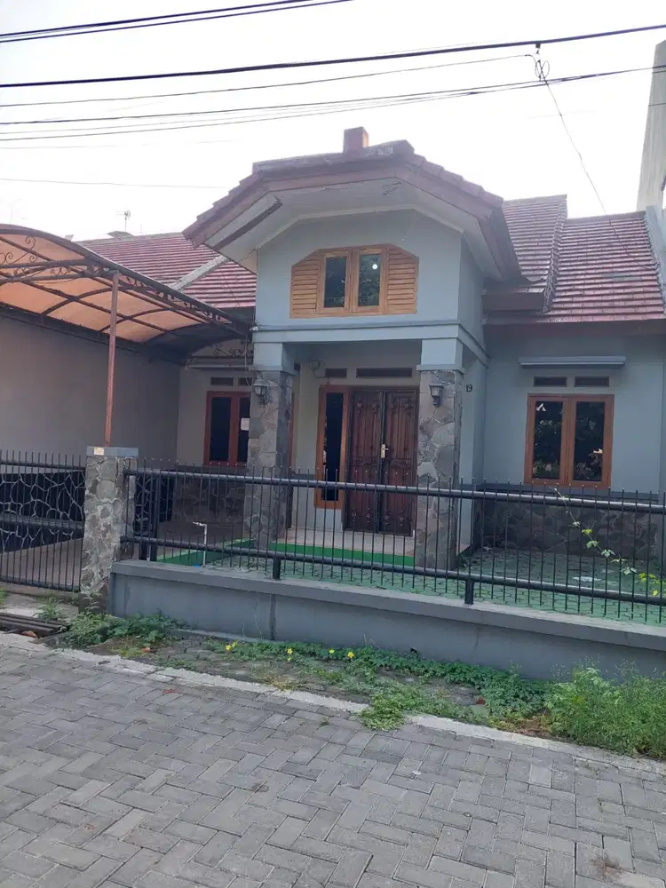 DISEWAKAN RUMAH KOMPLEK PINUS REGENCY