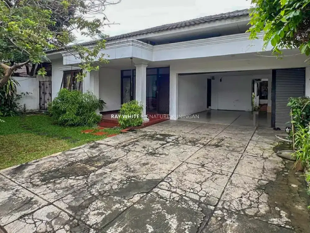 Rumah Mewah dengan Kolam Renang di Jl Bangka