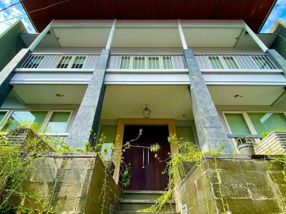 Rumah Cantik 3 Lantai di Jl Weleri Menteng