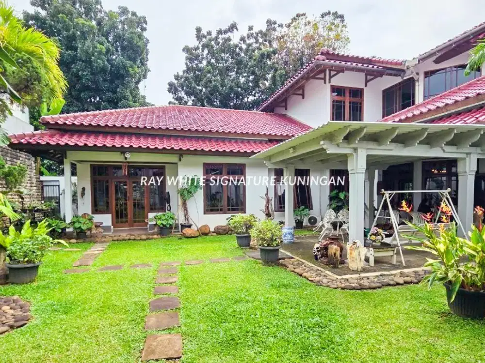 Rumah Mewah Posisi Hook Lokasi Tenang di Pondok Indah