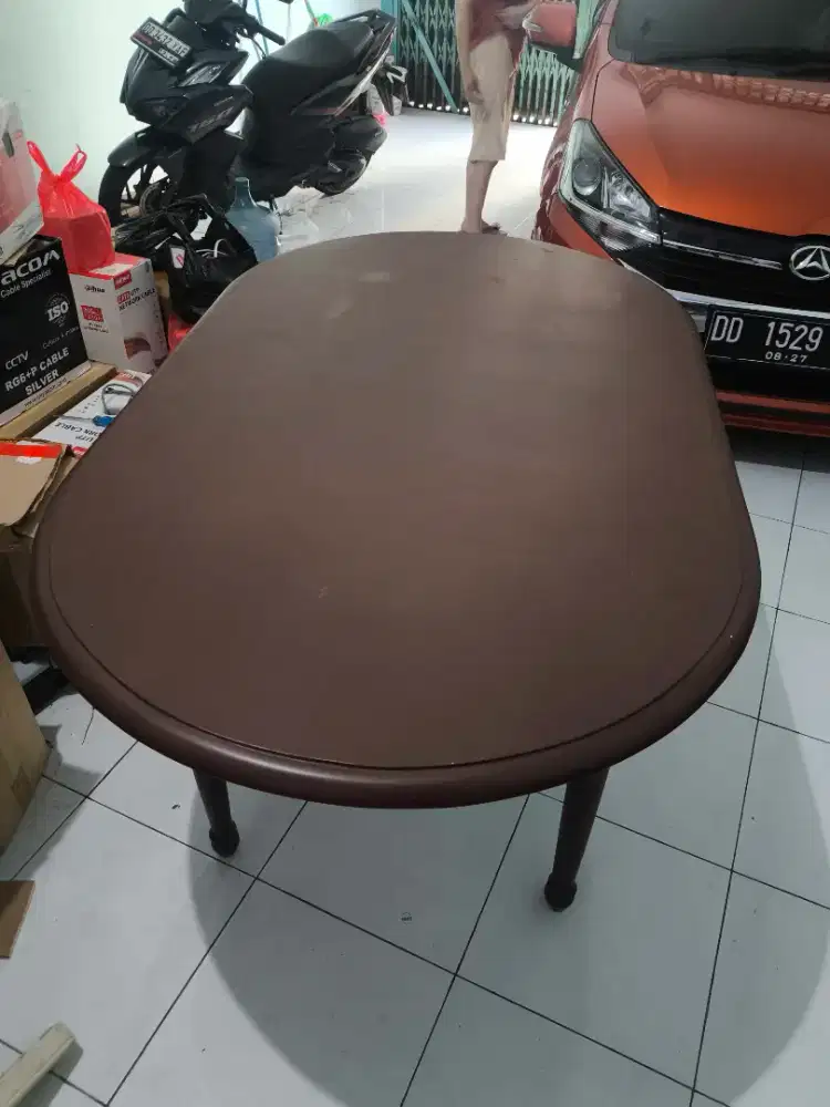 Meja makan kayu