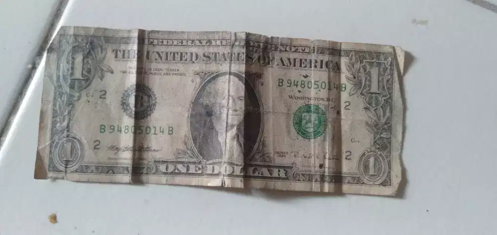 Uang kertas dolar dan riyal jadul