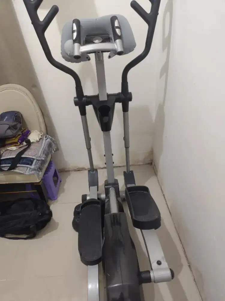 Treadmill running hand