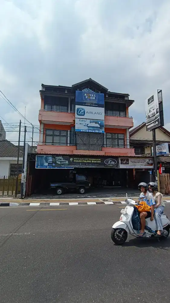 Pegawai Toko Mebel