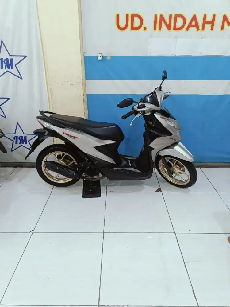 Silver glossy HONDA BEAT DELUXE ESP CBS ISS EXCLSV FI ECO 2022