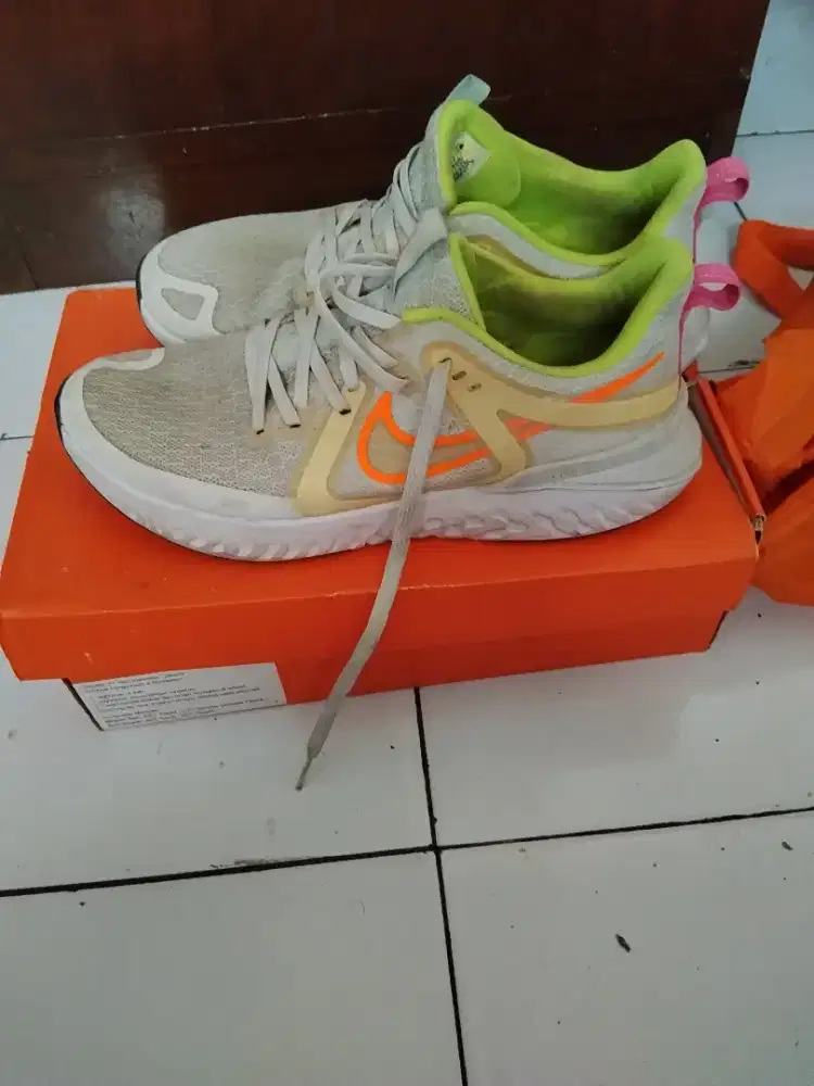 Sepatu olahraga/sport