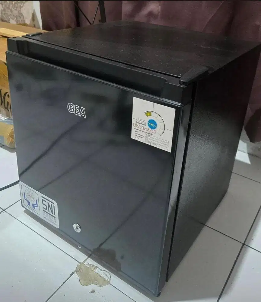 KULKAS MINI PORTABEL MINI GEA (BEKAS)