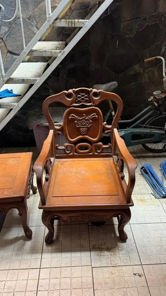 Dijual 1 set kursi dan meja ukiran