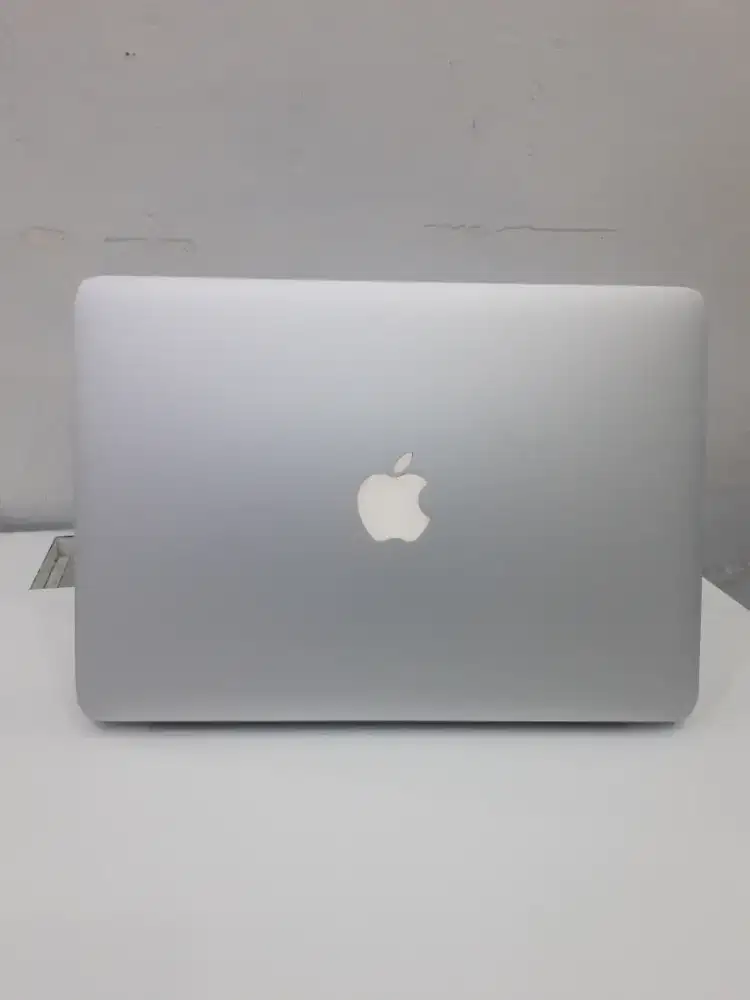 Macbook air 2015 i5 ram 8 gb ssd 128 gb os montere