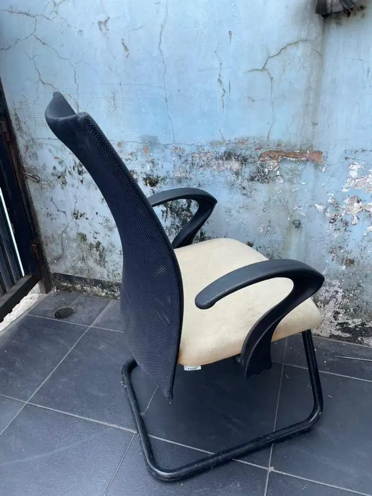 kursi kantor dan meja kantor