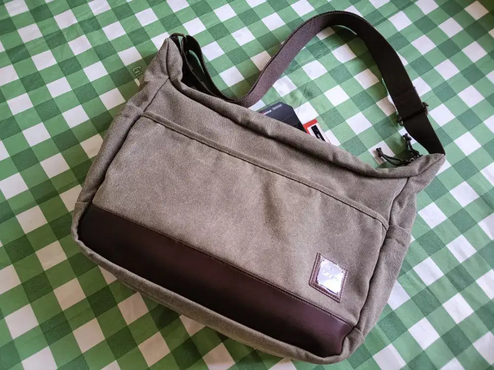 Tas Laptop Eiger BTR Canvass Messenger Grey 17L