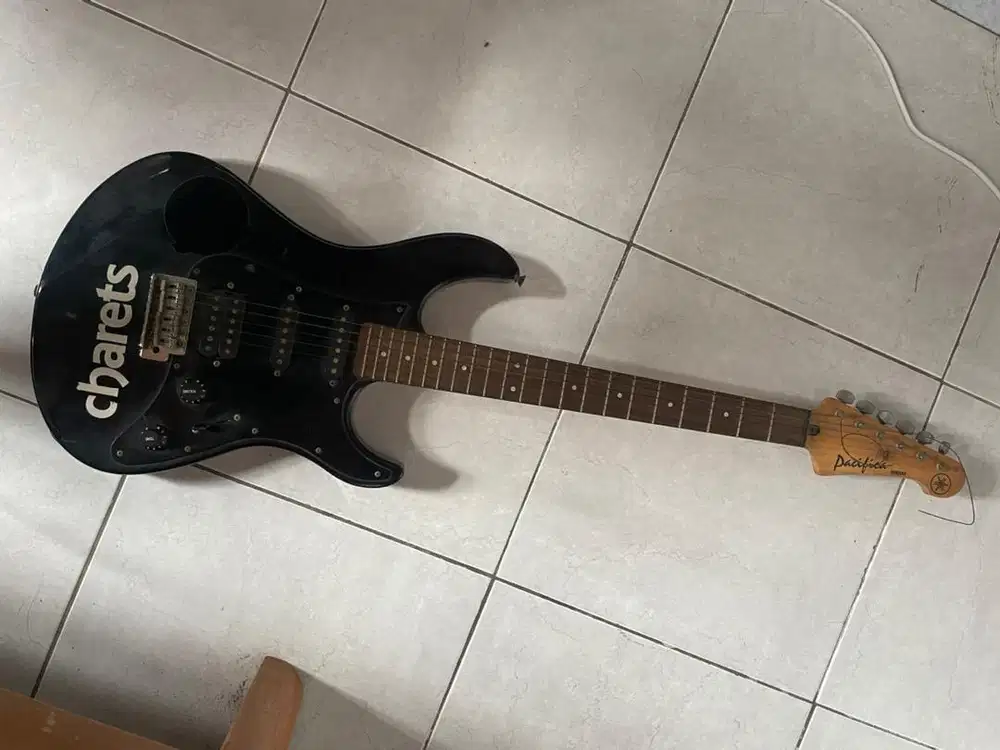 Gitar elektrik Yamaha pasifica PAC 012