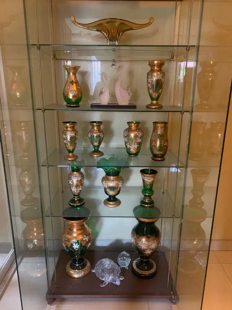 Di jual Pajangan Kristal berikut Lemari Kaca nya.