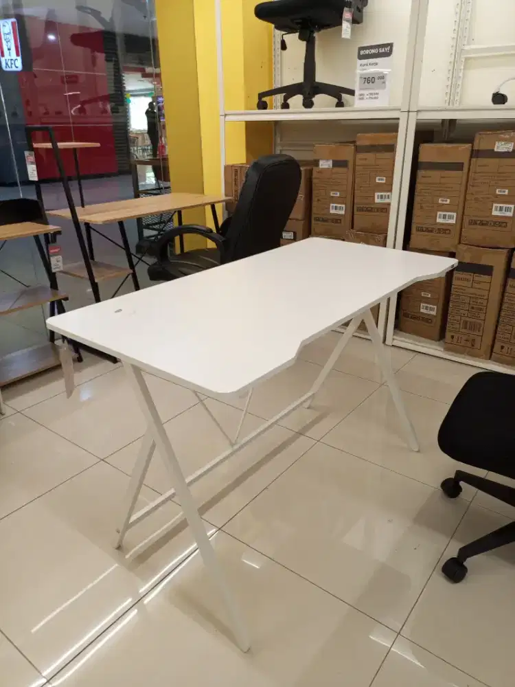 Meja komputer britta putih
