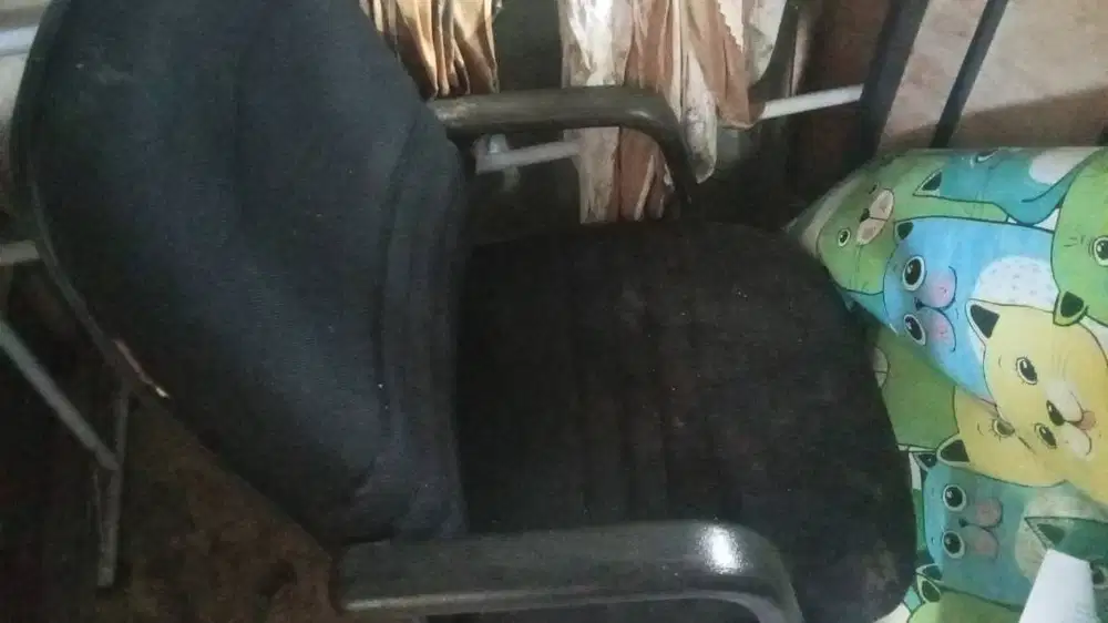 KURSI KANTOR, DASAR BAHAN KUAT, KAIN TIDAK ADA ROBEKAN