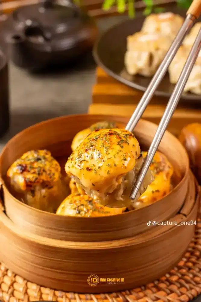 Pegawai jaga stan Dimsum