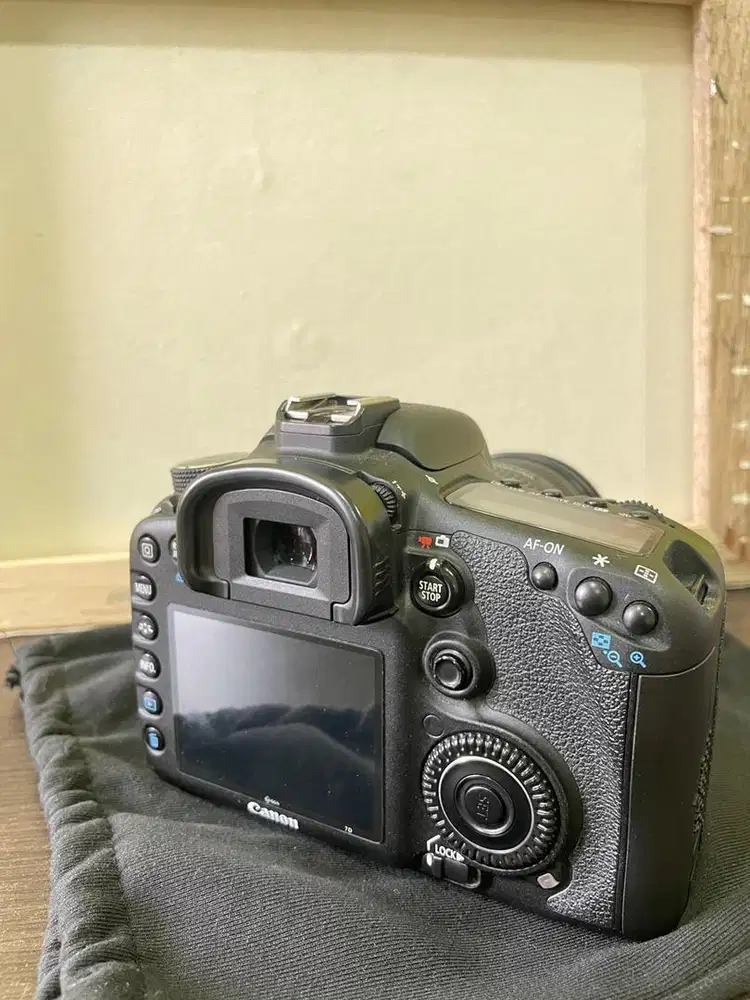Camera Canon EOS7D + Lens Canon EF-S