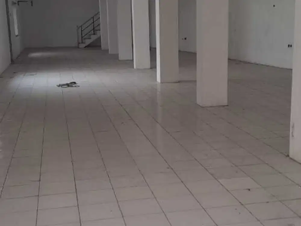 Gudang di lokasi strategis Sumber Sari