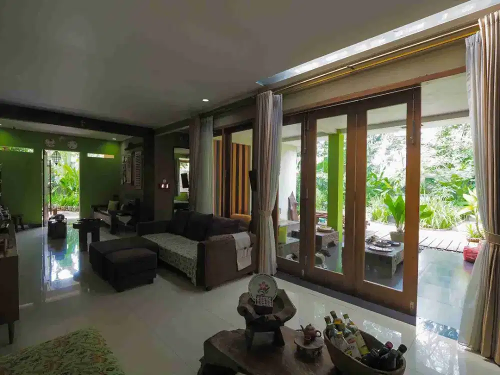 Dijual rumah + 4kost aktif + studio foto di Lebak bulus