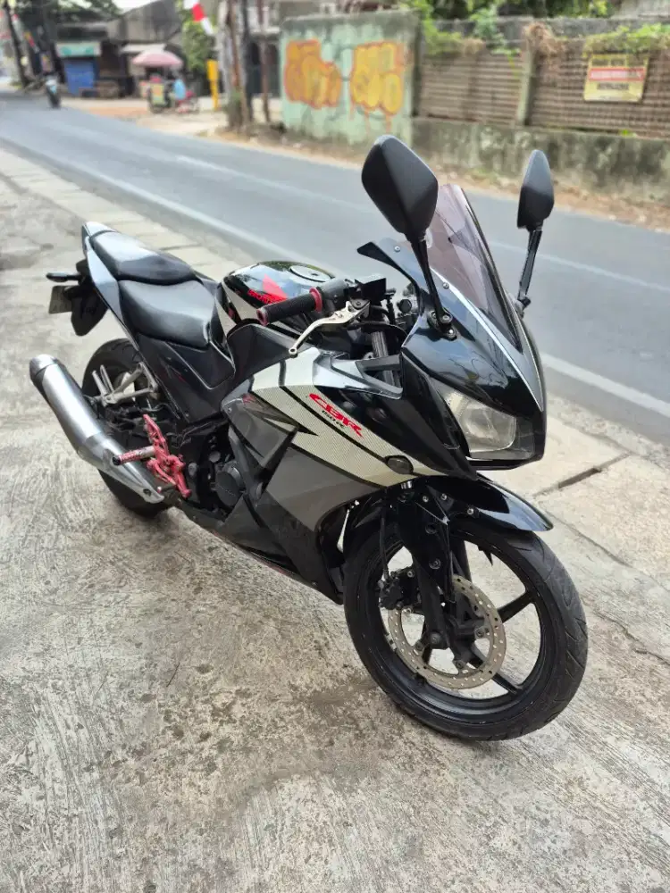 Dijual Honda CBR 150R k45 tahun 2014 surat lengkap