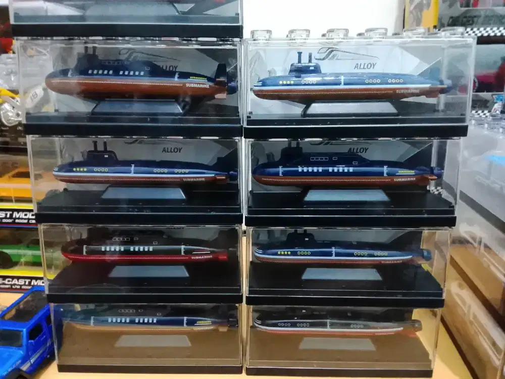 Miniatur kapal dan kereta kemasan akrilik