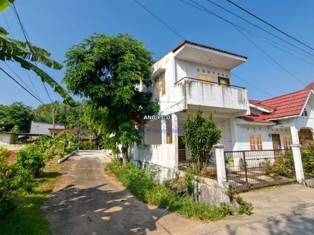 Rumah Hook 2 Lantai dengan 5 Kamar Tidur di Tiban