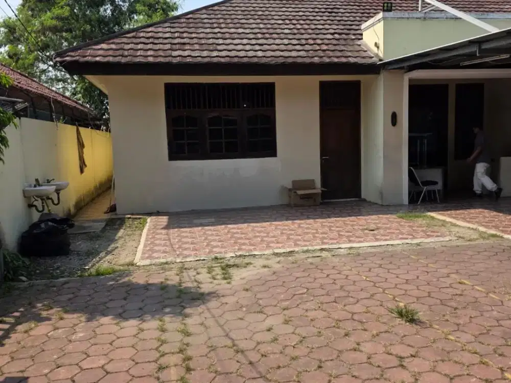 Di Jual dan Sewa Rumah Strategis Halaman Luas Lokasi di Pinggir Jalan Cocok Untuk Kantor & Expedisi Gudang di Kembangan Selatan Jakarta Barat