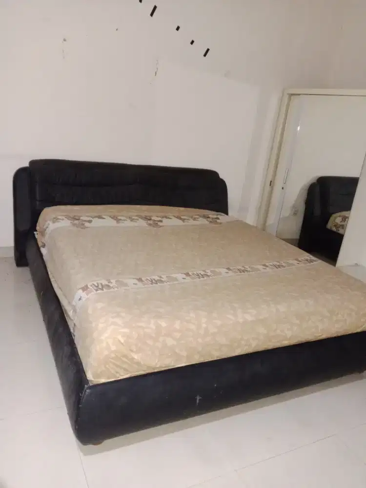 Jual second sofcase tempat tidur ukuran 180x180  warna hitam