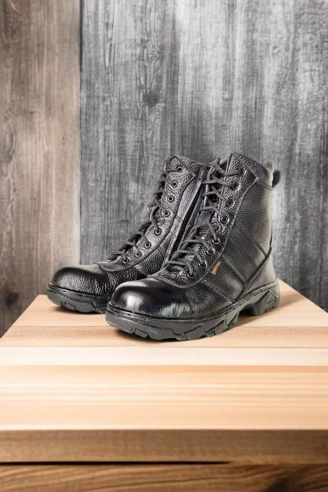 Cashback Sepatu safety petugas maintenance Kebomas