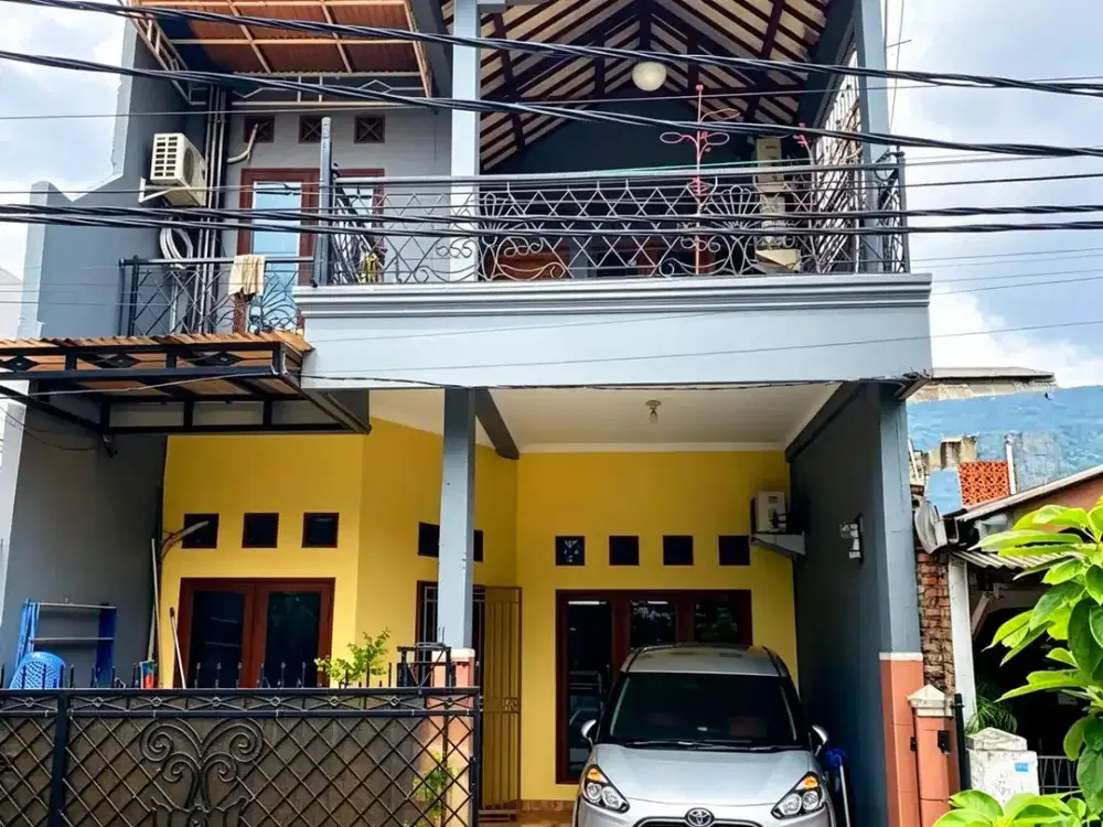 RUMAH 2 LANTAI 6 KT POSISI SAMPING LAPANGAN DI KAYURINGIN, BEKASI SELATAN