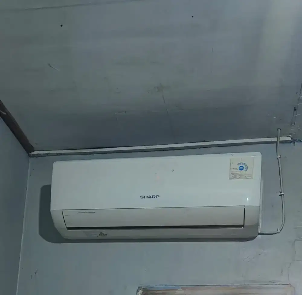 AC Sharp 1pk menyala normal dingin dan lengkap remote, bricket
