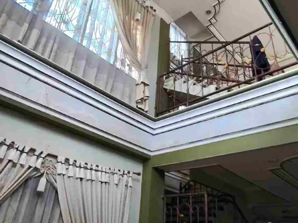Dijual rumah 3 lantai wika