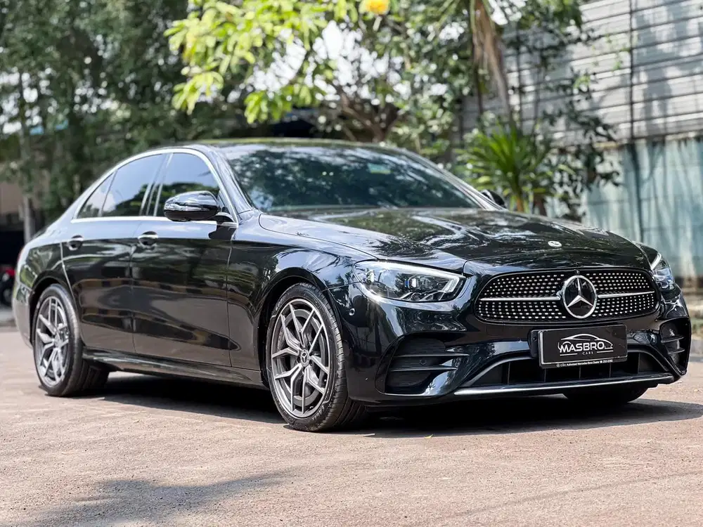 Mercedes Benz E300 AMG FL 2021 odo 17rb Miles like new no minus