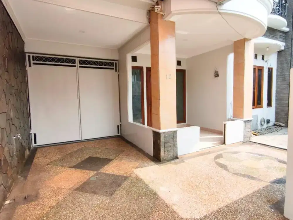 SIAP HUNI 2 Lantai ** Baru Beres Renovasi ** Taman holis indah 1