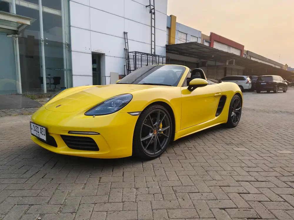 PORSCHE BOXTER 718 EXCLUSIVE AT 2018 LOW KM YELLOW ON BLACK SUPER COND