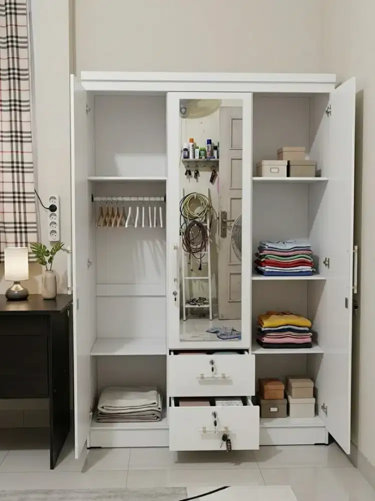 Lemari Pakaian 3 Pintu