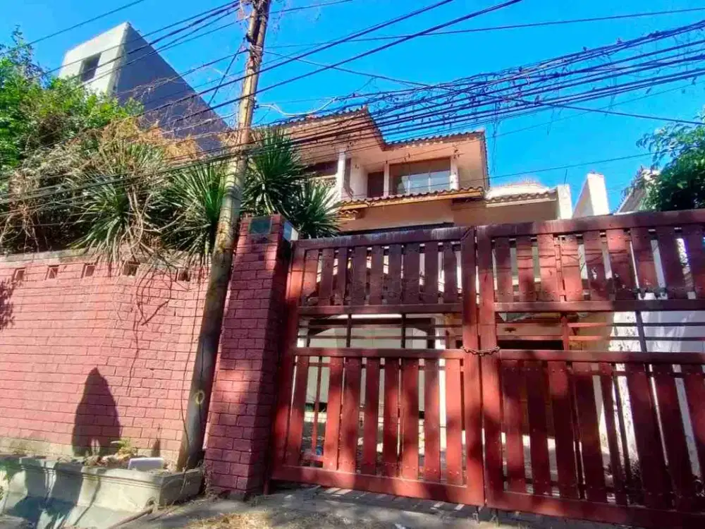 Dijual Rumah 3 lantai di Jalan Serayu Surabaya Pusat