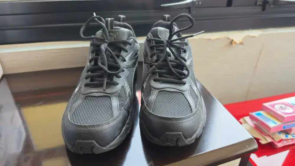 Sepatu puma hitam