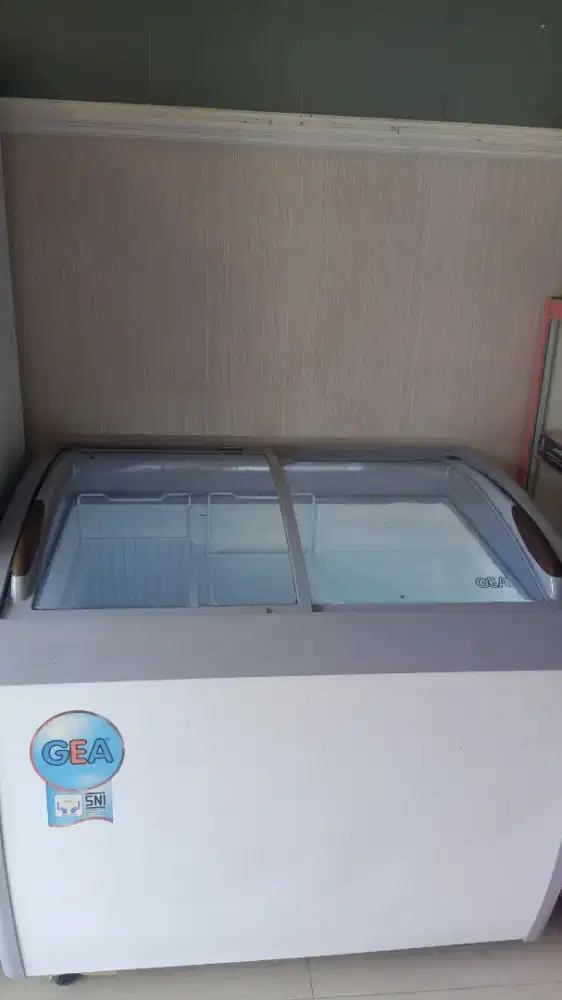 Freezer Showcase 318l pemakaian 3 bulan