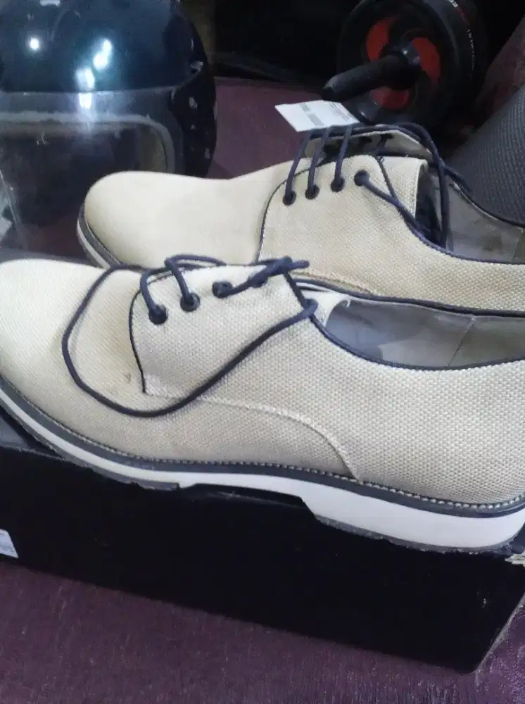 Sepatu baru Pedro kanvas
